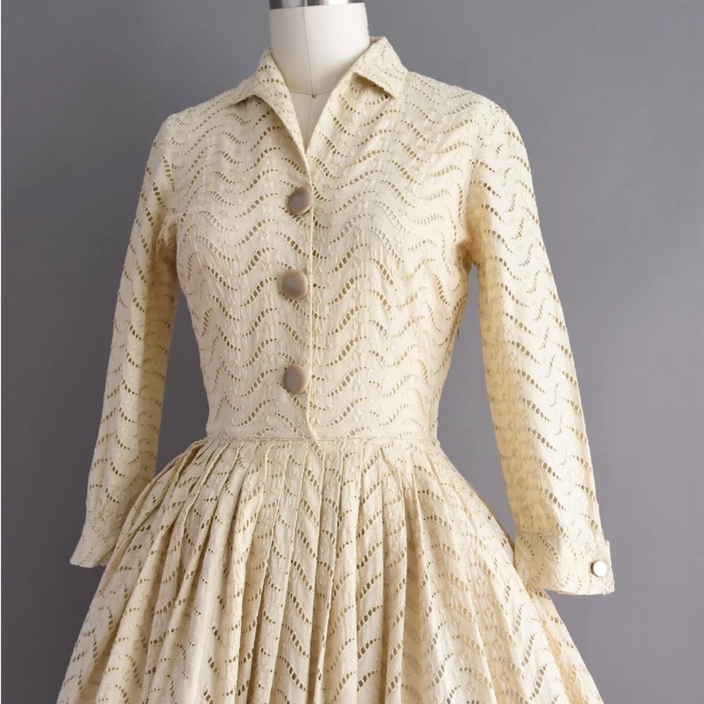 Vintage 1950s Elegant Light Beige Women's Button Up Dress - Picture 8 of 9